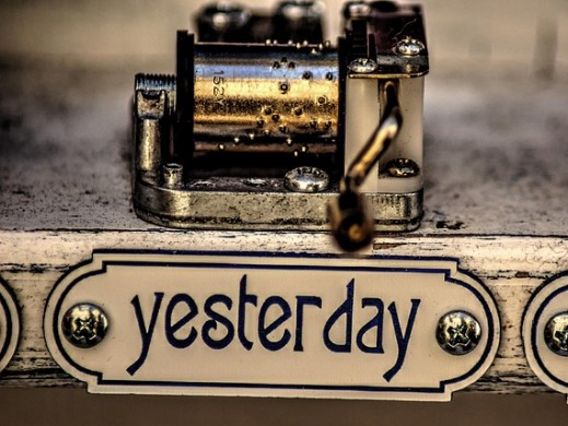 Das Foto zeigt ein Gerät aus vorigen Jahrhunderten. Darunter steht auf einem Schild "Yesterday", also "Gestern". Das Schild erinnert an Paul McCartneys Song "Yesterday". McCartney ist immer noch auf Tournee und ein Beispiel dafür, dass sich jedem Menschen einst die Frage nach dem Aufhören und Weitermachen stellt.